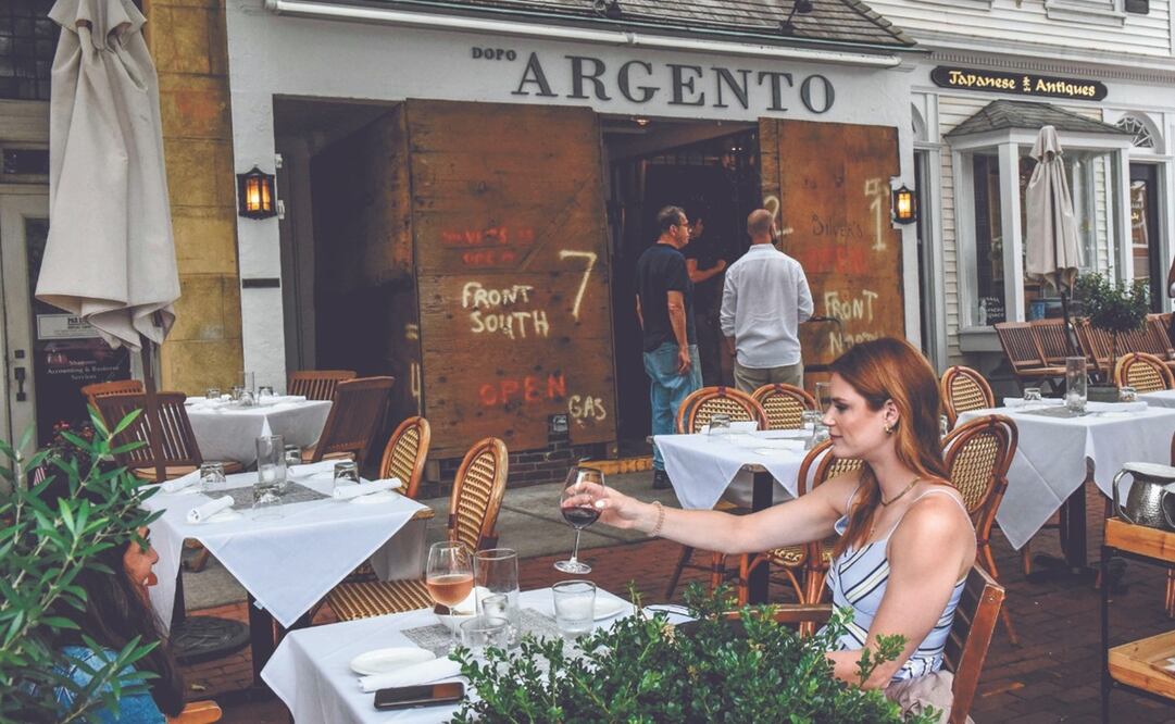 Estadounidenses en un restaurante donde se preparaban ayer para la llegada de Henri en Southampton, Nueva York. Foto: Stephanie Keith. AFP