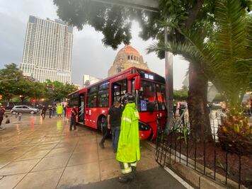 Ajustan a 7 los heridos tras choque de Metrobús contra un poste: VIDEOS