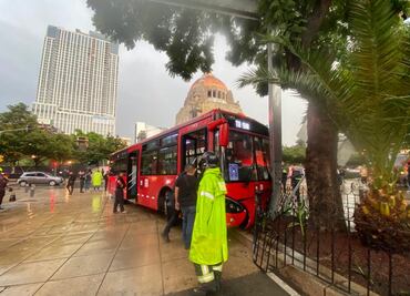 Ajustan a 7 los heridos tras choque de Metrobús contra un poste: VIDEOS