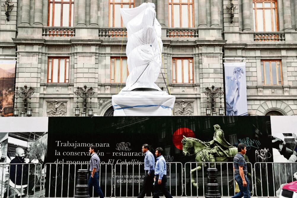 Hasta ayer al mediodía, la escultura permanecía envuelta en una manta impermeable blanca; aunque el domingo le fueron retirados los andamios que la ocultaron desde 2013 (BERENICE FREGOSO. EL UNIVERSAL)