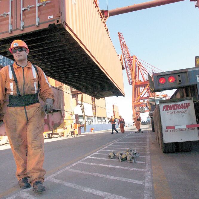 Transpor te. Datos de SCT indican que 56% de la carga del país se mueve vía carretera, 12% por ferrocarril, 31% vía marítima y 1% por avión. ARCHIVO EL UNIVERSAL