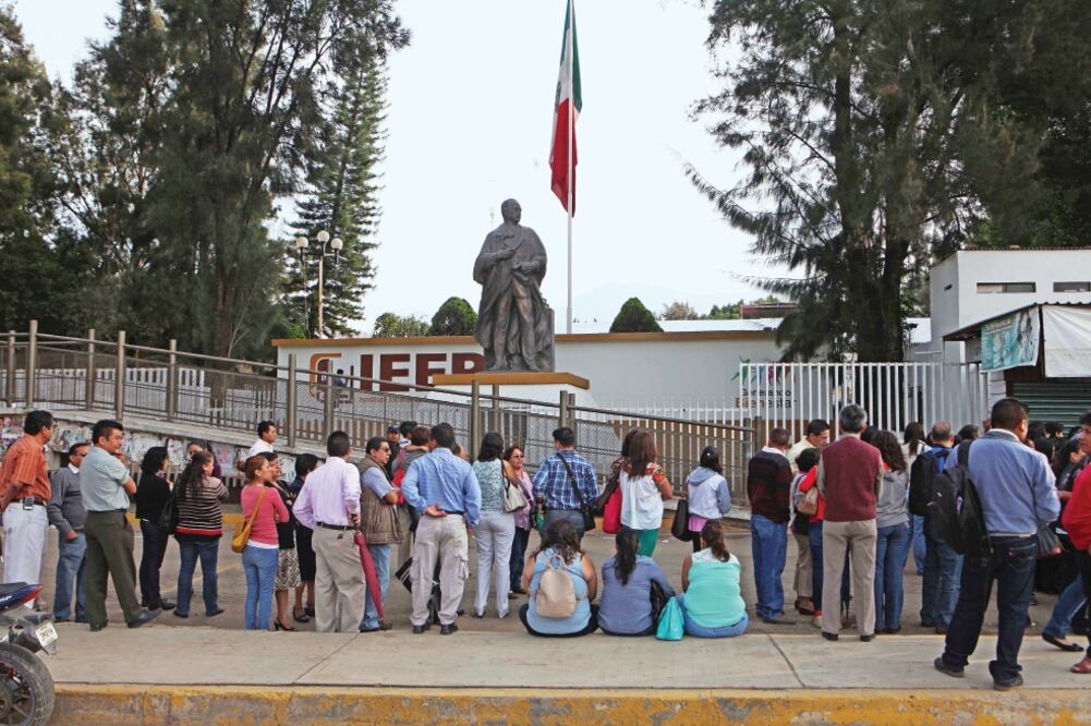 El martes pasado, Francisco Villalobos, secretario de Organización de la Sección 22 de la CNTE, advirtió que no entregarán los niveles educativos que tienen al interior del Instituto Estatal de Educación Pública de Oaxaca (ARCHIVO EL UNIVERSAL)