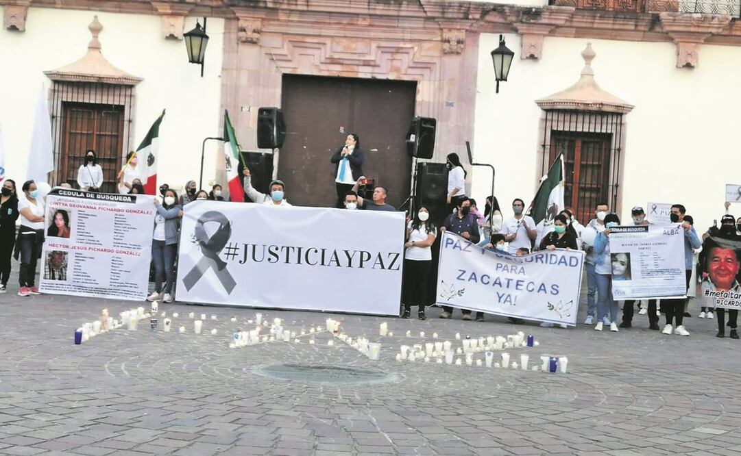 En la Plaza de Armas se colocaron veladoras con la palabra “Paz”; también hicieron un minuto de silencio por las víctimas. Foto: Irma Mejía/ EL UNIVERSAL.
