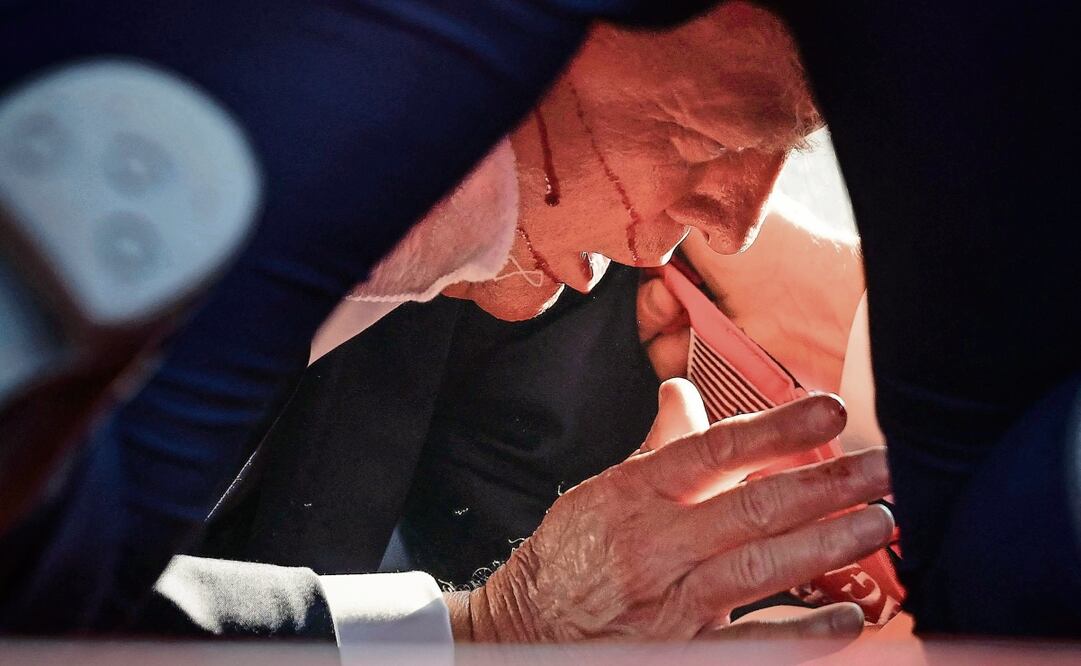 Donald Trump cubierto por su equipo de seguridad Foto: Anna Moneymaker AFP