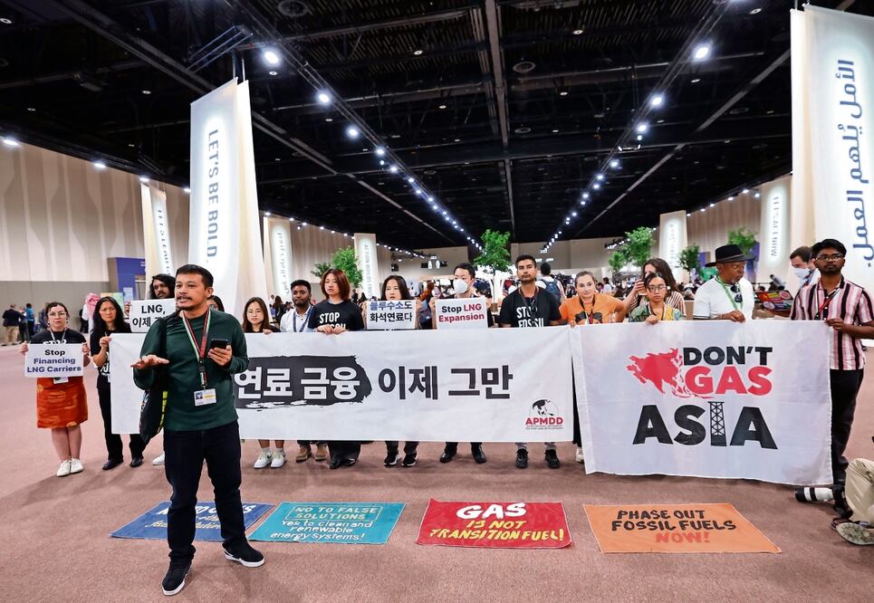 Activistas sostienen pancartas que piden el fin de los combustibles fósiles, durante el sexto día de la COP28, en Dubái. Ali Haider | EFE