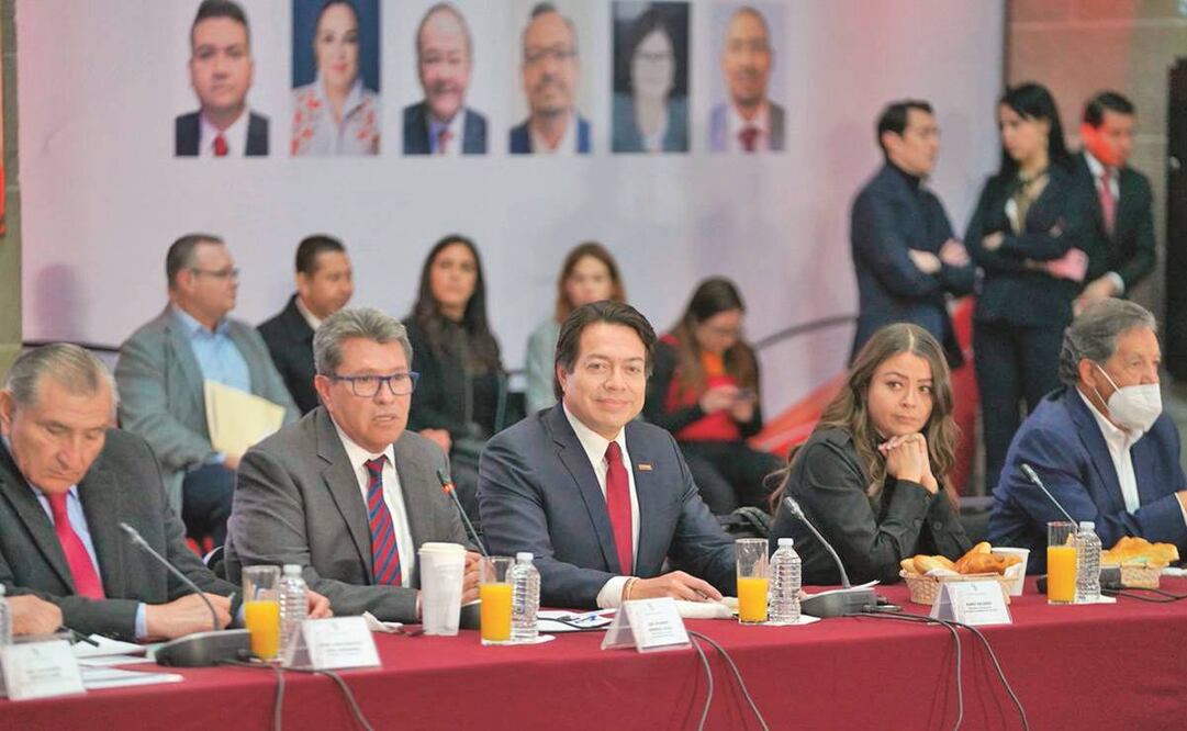 El presidente de Morena, Mario Delgado (centro) anunció que para participar en el proceso interno rumbo a 2024, los aspirantes deben cumplir con requisitos como comprometerse a la unidad del partido y aceptar el método de encuestas.