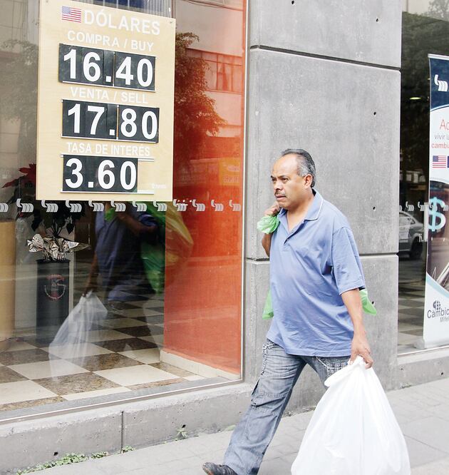 El dólar también finalizó en 17.67 pesos en Santander y en 17.66 en BBVA Bancomer, aunque llegó a venderse en 17.80 en Mifel. En Banorte acabó en 17.55 pesos, en HSBC en 17.53 pesos y en Inbursa en 17.60 (CARLOS MEJÍA. EL UNIVERSAL)