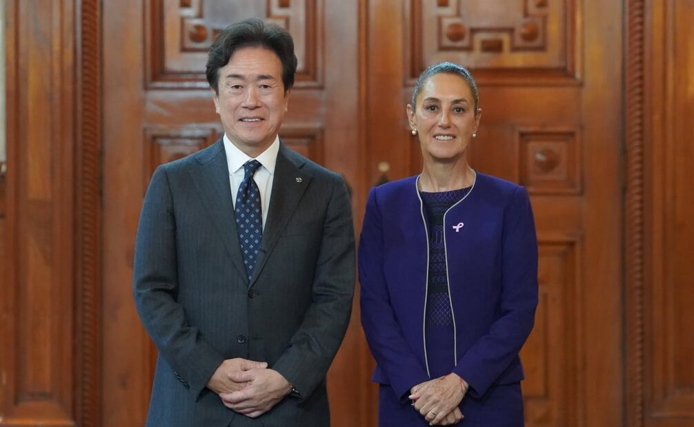 La presidenta Claudia Sheinbaum se reunió en Palacio Nacional con Masahiro Moro, director ejecutivo mundial de Mazda Motor Corporation, este martes 21 de octubre de 2025. Foto: Presidencia