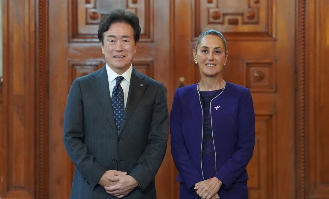La presidenta Claudia Sheinbaum se reunió en Palacio Nacional con Masahiro Moro, director ejecutivo mundial de Mazda Motor Corporation, este martes 21 de octubre de 2025. Foto: Presidencia
