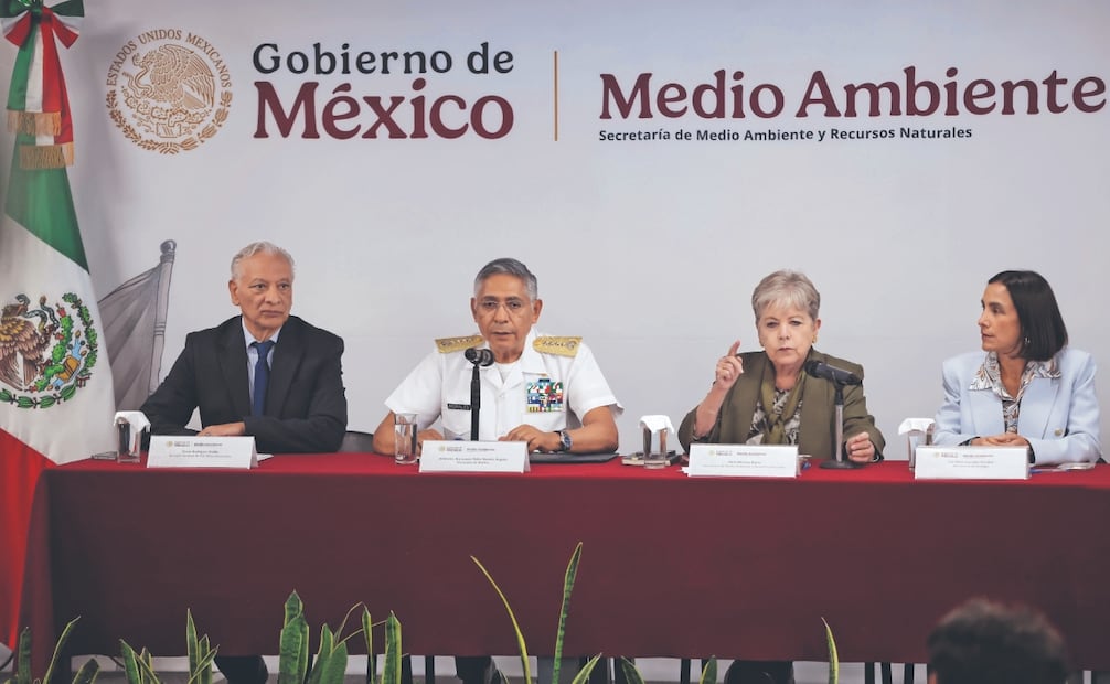 En la conferencia para informar de la situación en las costas del golfo de
México participaron los titulares de Pemex, Marina, Semarnat y Profepa. Foto: Fernanda Rojas/ EL UNIVERSAL