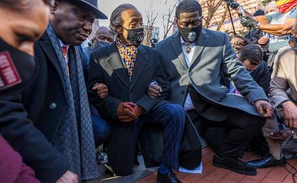 La familia de George Floyd se arrodilla frente a la corte que juzgará su muerte en EU