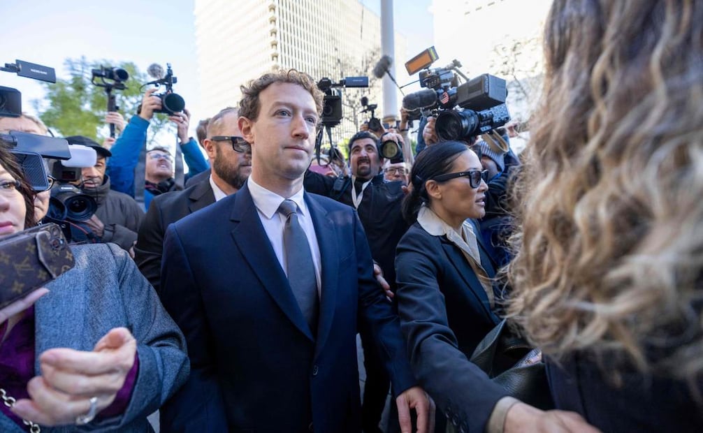 El director ejecutivo de Meta, Mark Zuckerberg, llega al Tribunal Superior de Los Ángeles, en el Palacio de Justicia de Estados Unidos, el 18 de febrero de 2026 en Los Ángeles, California. Una mujer californiana de 20 años demandó a Meta y YouTube, acusándolos de crear plataformas adictivas que perjudican a los niños. Foto: AFP