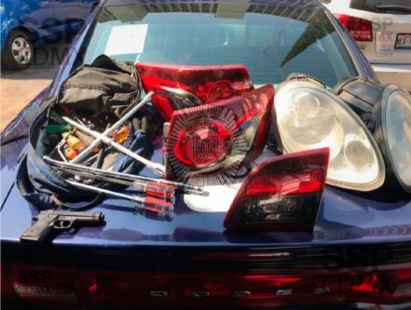Caen tres sujetos por robar faros de $120 mil de Porsche en la Roma