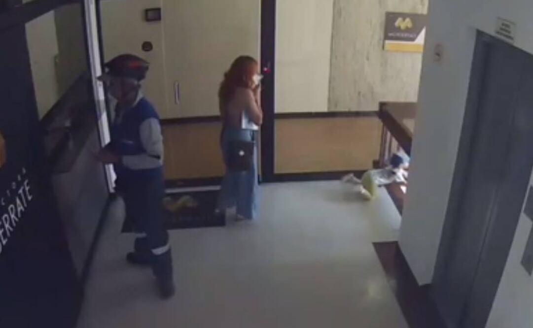 Este hecho ocurrió este miércoles 19 de junio al mediodía, en un edificio de oficinas. Foto: Captura de video