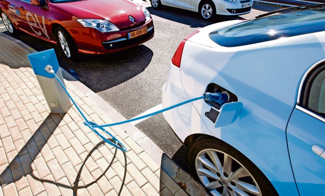 La industria automotriz requiere de una mayor disponibilidad de energías limpias para fabricar los vehículos, así como mayor capacidad de infraestructura logística y de comercio exterior. Foto: Archivo | El Univresal