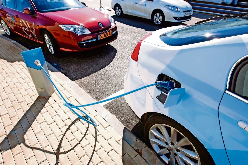 La industria automotriz requiere de una mayor disponibilidad de energías limpias para fabricar los vehículos, así como mayor capacidad de infraestructura logística y de comercio exterior. Foto: Archivo | El Univresal