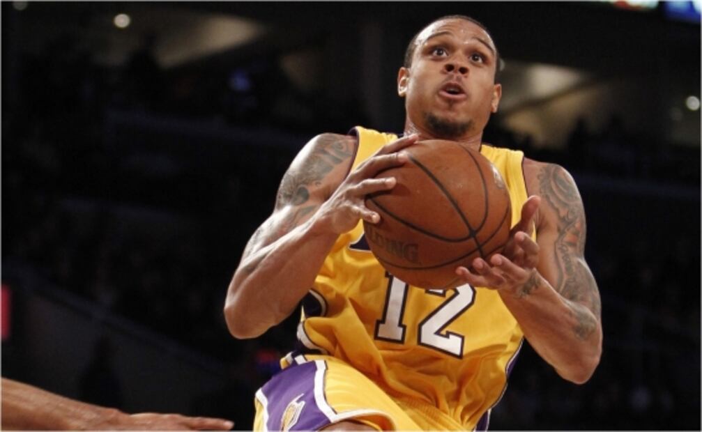 Arrestan a exjugador de los Lakers por disparar a dos personas