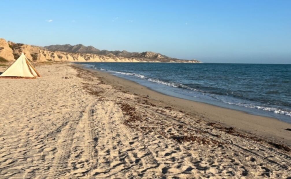 El campamento de lujo en una playa solitaria del mar de Cortés