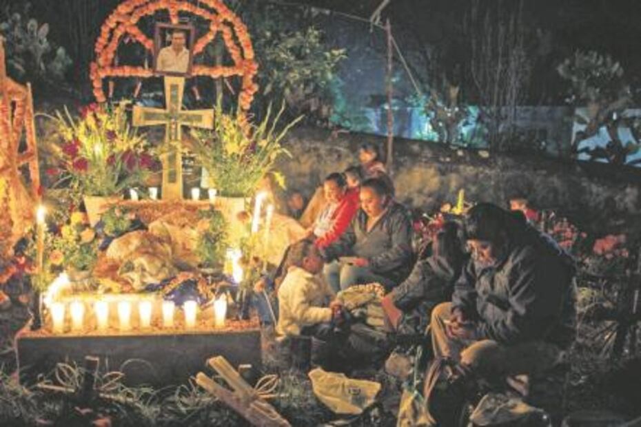 Velas y flores en honora sus seres queridos