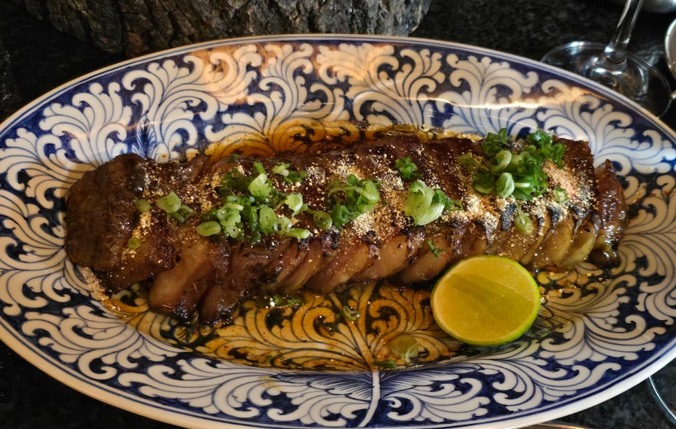 La salsa tailandesa Nam Jim Jaew aporta un balance cítrico, especiado e intenso al marinado de la carne al carbón. Foto: Marisol Toriz / EL UNIVERSAL.