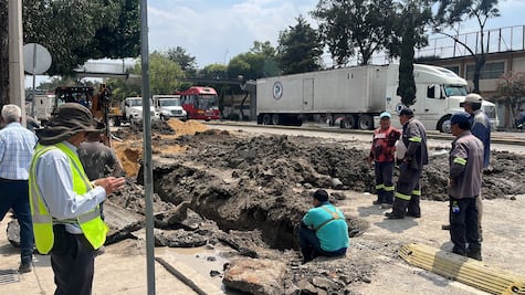 Continúan trabajos para rellenar zanja en Eduardo Molina tras megafuga de agua; labores concluirían este miércoles 14 de mayo