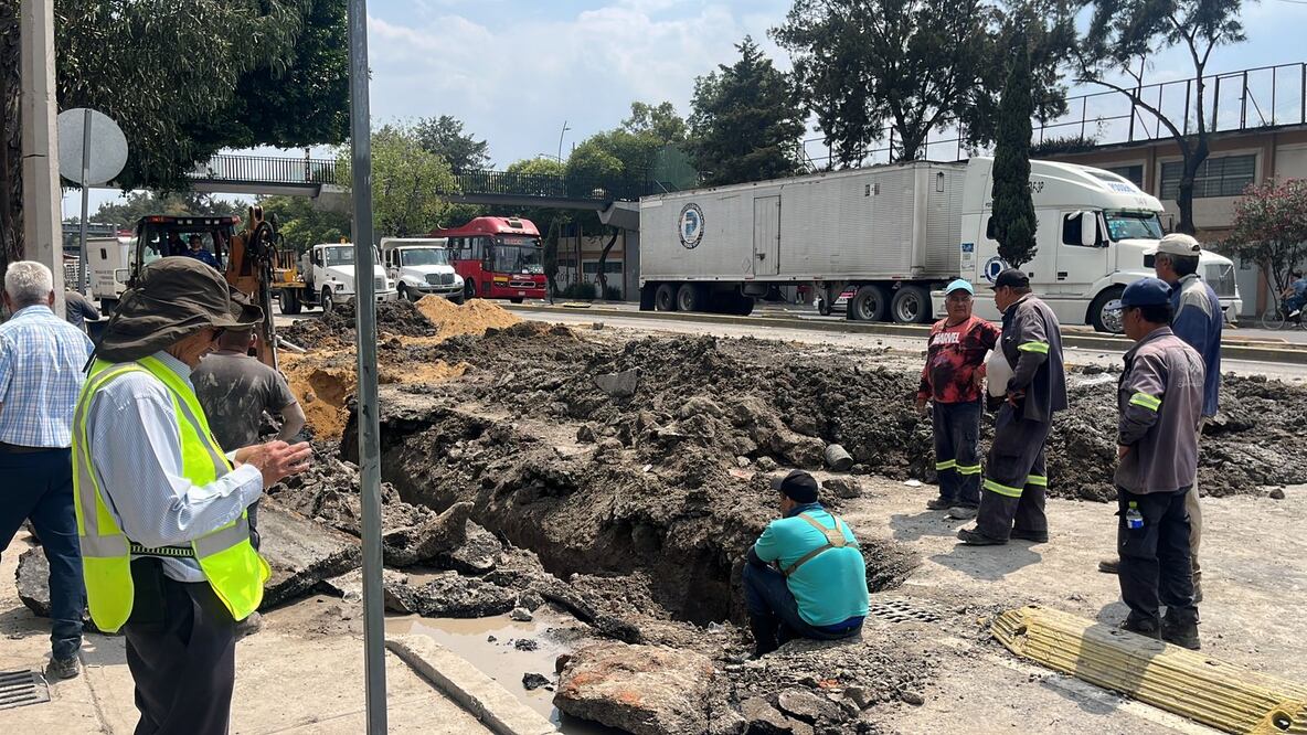Continúan los trabajos para rellenar la zanja que dejó la reparación de la megafuga de agua en la lateral de Eduardo Molina. (Foto: Rafael García/ EL UNIVERSAL)