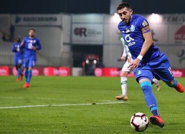 Héctor Herrera rescata al Porto