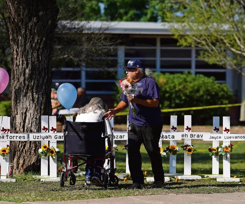 Un memorial improvisado con cruces fue colocado afuera de la Escuela Primaria Robb, en Uvalde, Texas, donde el martes ocurrió un tiroteo. Foto: Allison Dinner/AFP