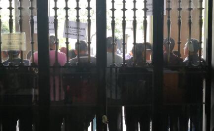 Bomberos bloquean edificio de Gobierno; exigen reinstalación de 300 elementos