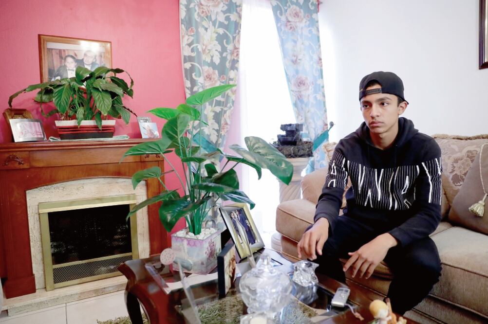 A Rodrigo Martínez, de 15 años, en principio le dijeron que había tenido 36 aciertos en su examen. Cinco días después, cuando la institución corrigió el error, consiguió 55 puntos; estudiará en el Colegio de Ciencias y Humanidades. (IVÁN STEPHENS. EL UN )