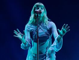 Aurora canta “Taco, taco, barato” en el Corona Capital 2025 y se hace viral