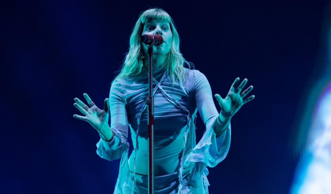 La cantautora noruega Aurora en el escenario principal del Corona Capital. Foto Hugo Salvador El Universal