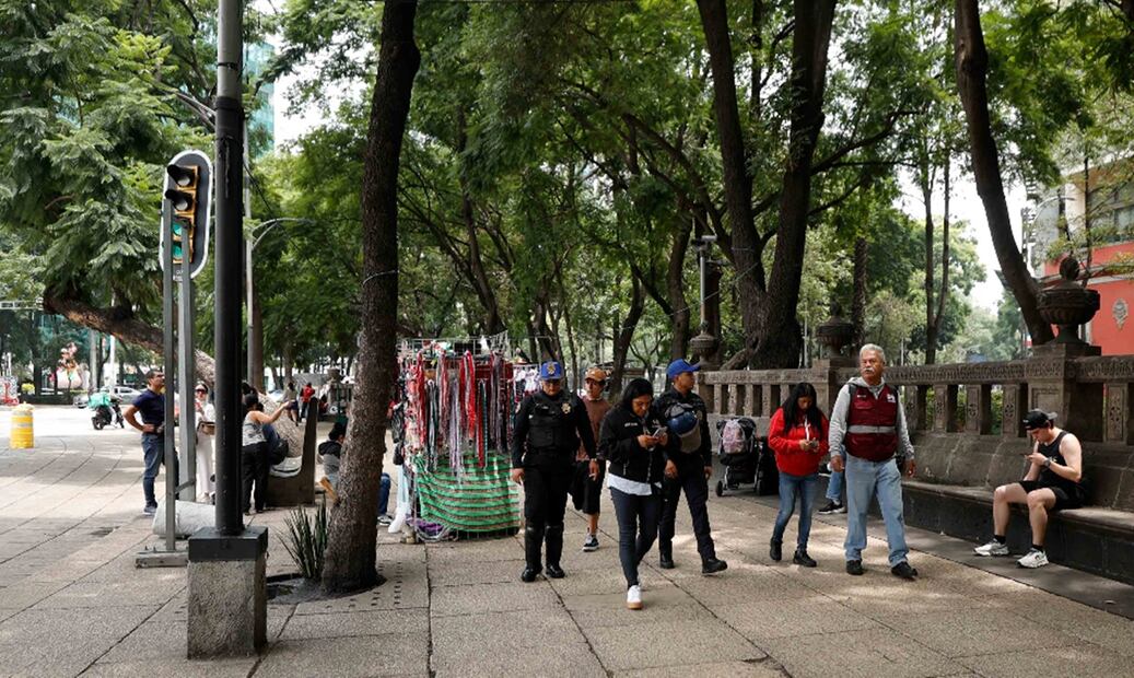 Vendedores ambulantes continúan con la venta de productos sobre avenida Paseo de la Reforma, en la Ciudad de México, el 8 de septiembre de 2025. Foto: Diego Simón Sánchez/EL UNIVERSAL