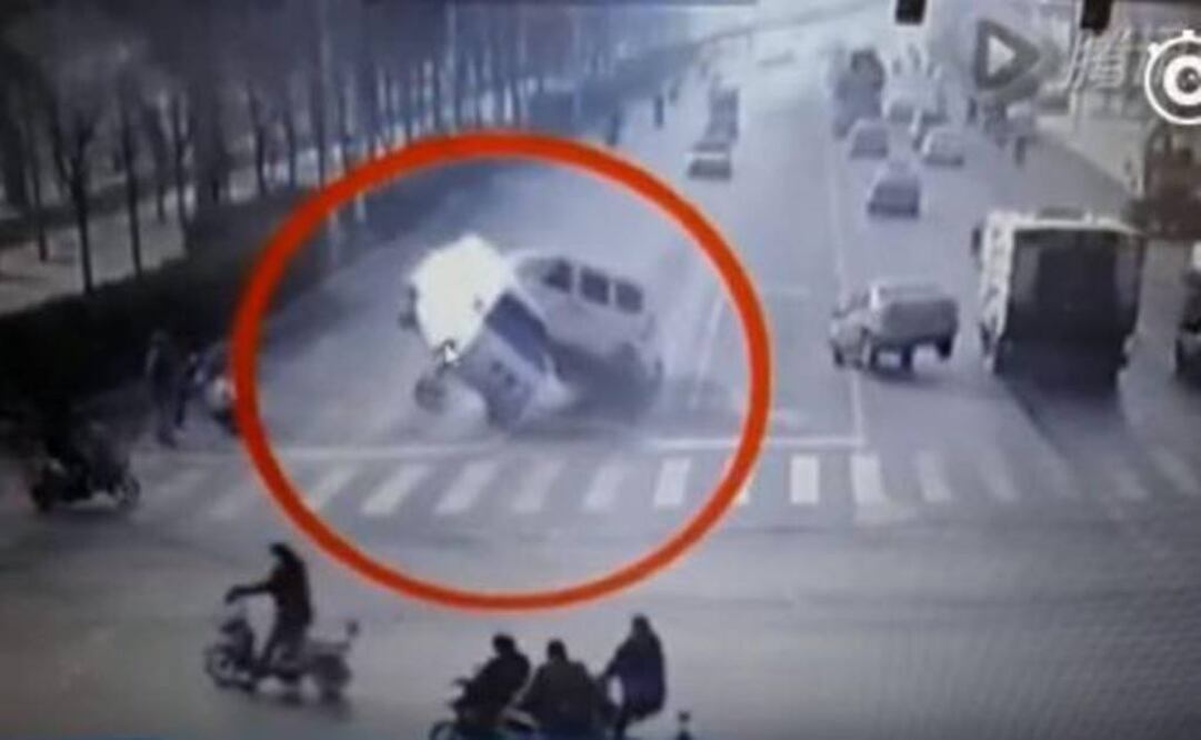 Dos vehículos se salieron de control cuando llegaron al cruce peatonal. Foto: Captura