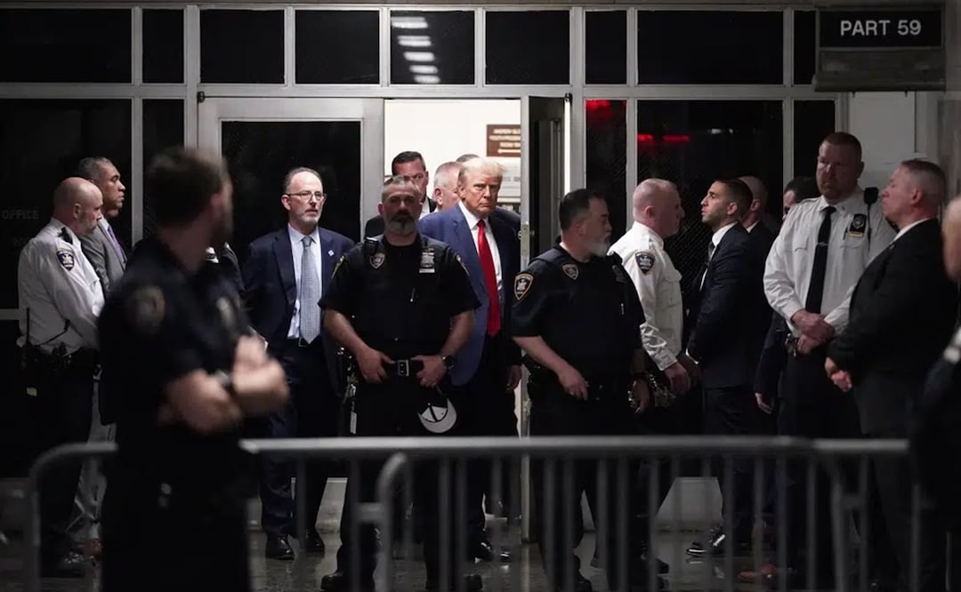 El expresidente Donald Trump es escoltado a una sala de tribunal, el martes 4 de abril de 2023, en Nueva York. Foto: AP