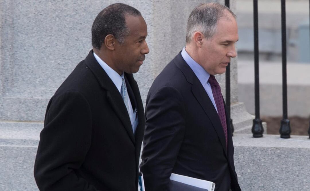 El fiscal general de Oklahoma, Scott Pruitt (derecha) fue nominado por el magnate para dirigir la Agencia de Protección Ambiental (EPA)