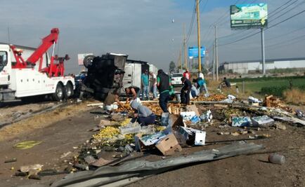 Se roban fruta de tráiler que volcó en la autopista México-Querétaro