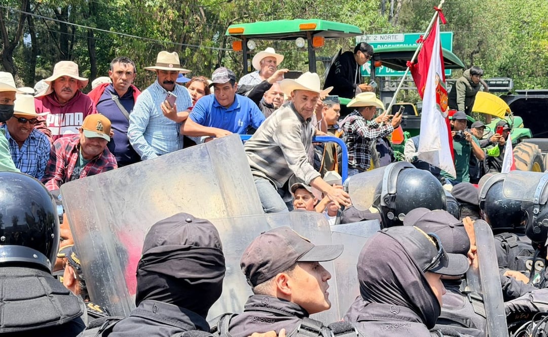 Tras más de cinco horas de bloqueo entre Avenida Reforma y Canal del Norte, se enfrentaron a golpes agricultores. Foto: especial