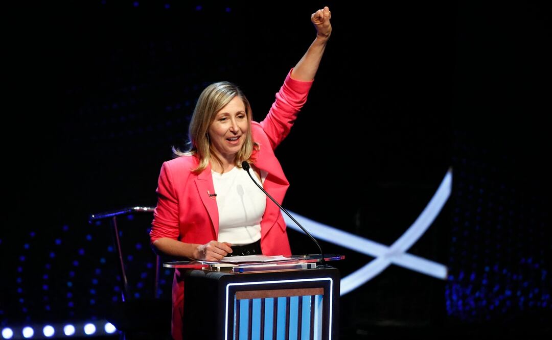 La candidata presidencial de Argentina por el partido Frente de Izquierda y de los Trabajadores-Unidad, Myriam Bregman, hace gestos durante el debate presidencial en el Salón de Actos de la Facultad de Derecho de la Universidad de Buenos Aires (UBA). Foto: AFP