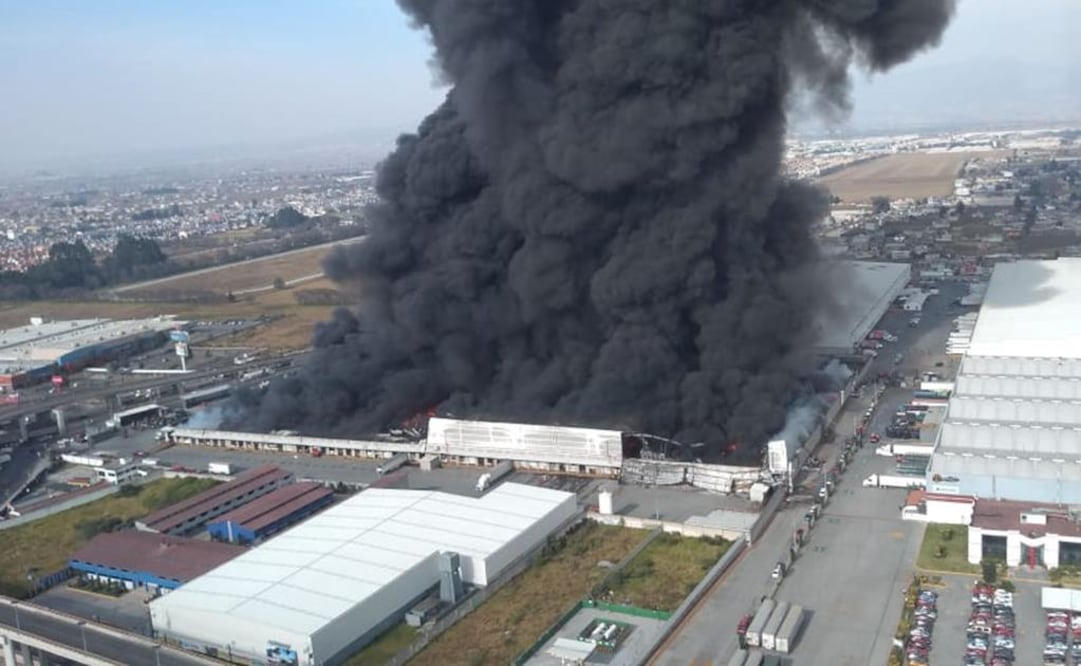 El incendio en bodega parisina de plaza Santín. Foto: Especial