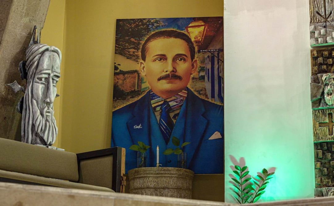 Fotografía de una imagen del beato venezolano José Gregorio Hernández, en el interior de la parroquia eclesiástica San Antonio María Claret este martes, en Maracaibo (Venezuela). La Iglesia católica de Venezuela celebra como histórica la canonización del beato venezolano José Gregorio Hernández Cisneros, aprobada este martes por el papa Francisco, por lo que será el primer santo del país caribeño. Foto: EFE