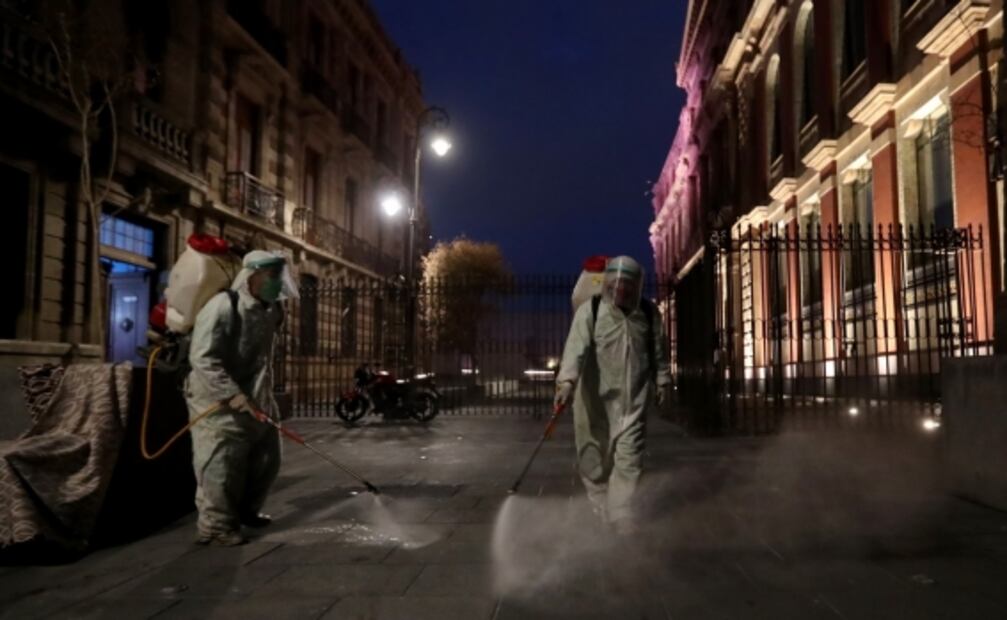 Aumento en la venta de flores y coronas, Metro sin servicio y protestas de ciclistas, entre las fotos de la semana