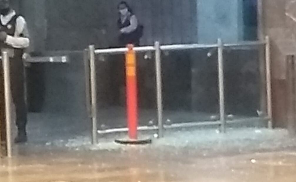 Encapuchadas protestan en la Roma contra represión de policías a feministas en Cancún