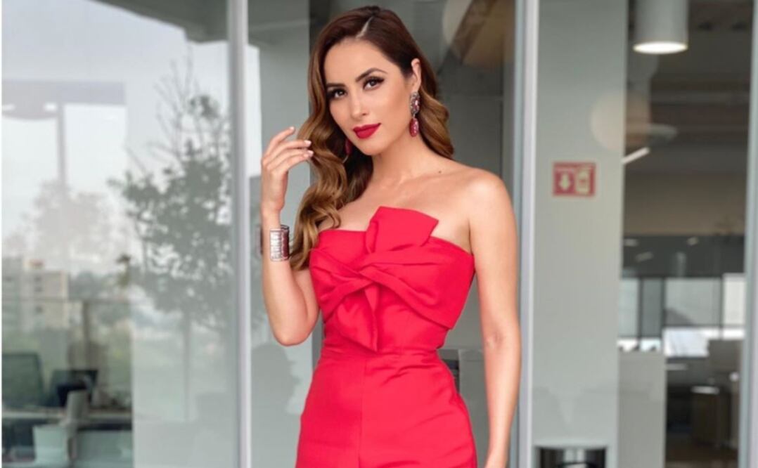 La conductora se ve genial con el peinado de la temporada Foto: Instagram @cynoficial