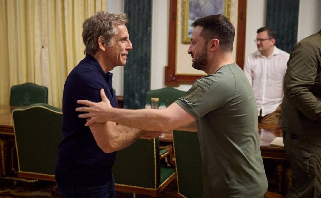 Foto tomada y publicada por el servicio de prensa del presidente de Ucrania el 20 de junio de 2022 muestra al presidente de Ucrania, Volodymyr Zelensky dando la bienvenida al actor estadounidense Ben Still. Foto: AFP