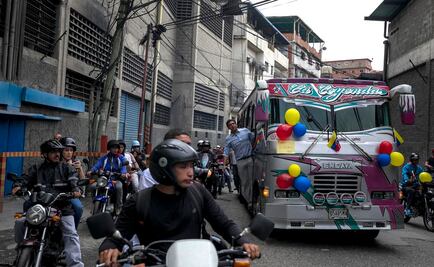 Opositores y oficialistas salen a votar por gobernadores en Venezuela