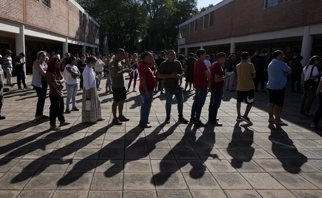 Votantes hacen fila en un colegio electoral durante las elecciones generales en Asunción, Paraguay, el domingo 30 de abril de 2023. Foto: AP
