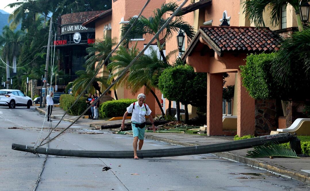 Caos en Puerto Vallarta tras "Lidia". FOTO: AFP