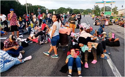 Migrantes bloquean carretera Huixtla-Escuintla e instalan plantón en Centro de Tránsito Fronterizo de Chiapas