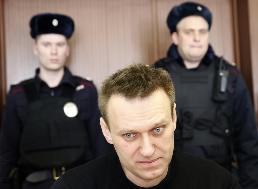 El líder de la oposición rusa Alexei Navalny (centro) durante una audiencia en el Tribunal Municipal de Moscú, Rusia, en marzo de 2017. Foto: EFE